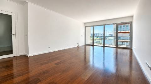Apartamento T2 - Condomínio METROCITY - Parque das Nações.