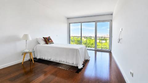 Apartamento T2 - Condomínio METROCITY - Parque das Nações.