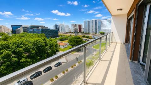Apartamento T2 - Condomínio METROCITY - Parque das Nações.