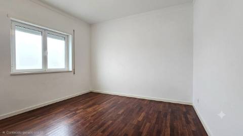 Apartamento T2 com Sótão e Terraço - Bairro do Casal Novo, Caneças
