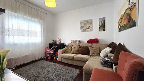 Apartamento T2 com Sótão e Terraço - Bairro do Casal Novo, Caneças