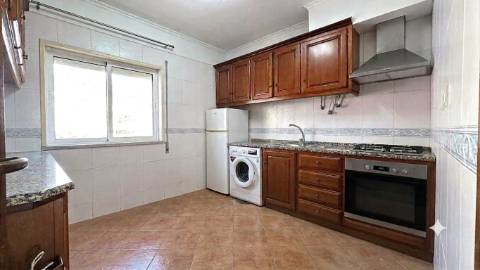 Apartamento T2 com Sótão e Terraço - Bairro do Casal Novo, Caneças