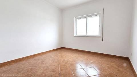 Apartamento T2 com Sótão e Terraço - Bairro do Casal Novo, Caneças