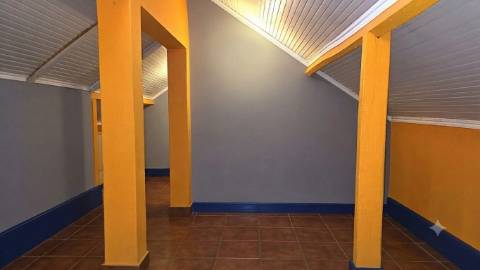 Apartamento T2 com Sótão e Terraço - Bairro do Casal Novo, Caneças