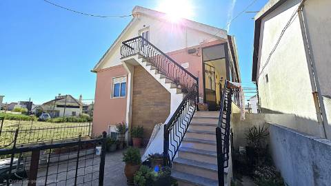 Apartamento T2 com Sótão e Terraço - Bairro do Casal Novo, Caneças