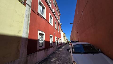 Apartamento T1 em fase de remodelação - São Vicente, Lisboa - ideal para investimento ou primeira habitação.