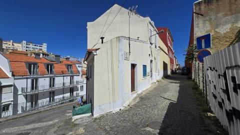 Apartamento T1 em fase de remodelação - São Vicente, Lisboa - ideal para investimento ou primeira habitação.