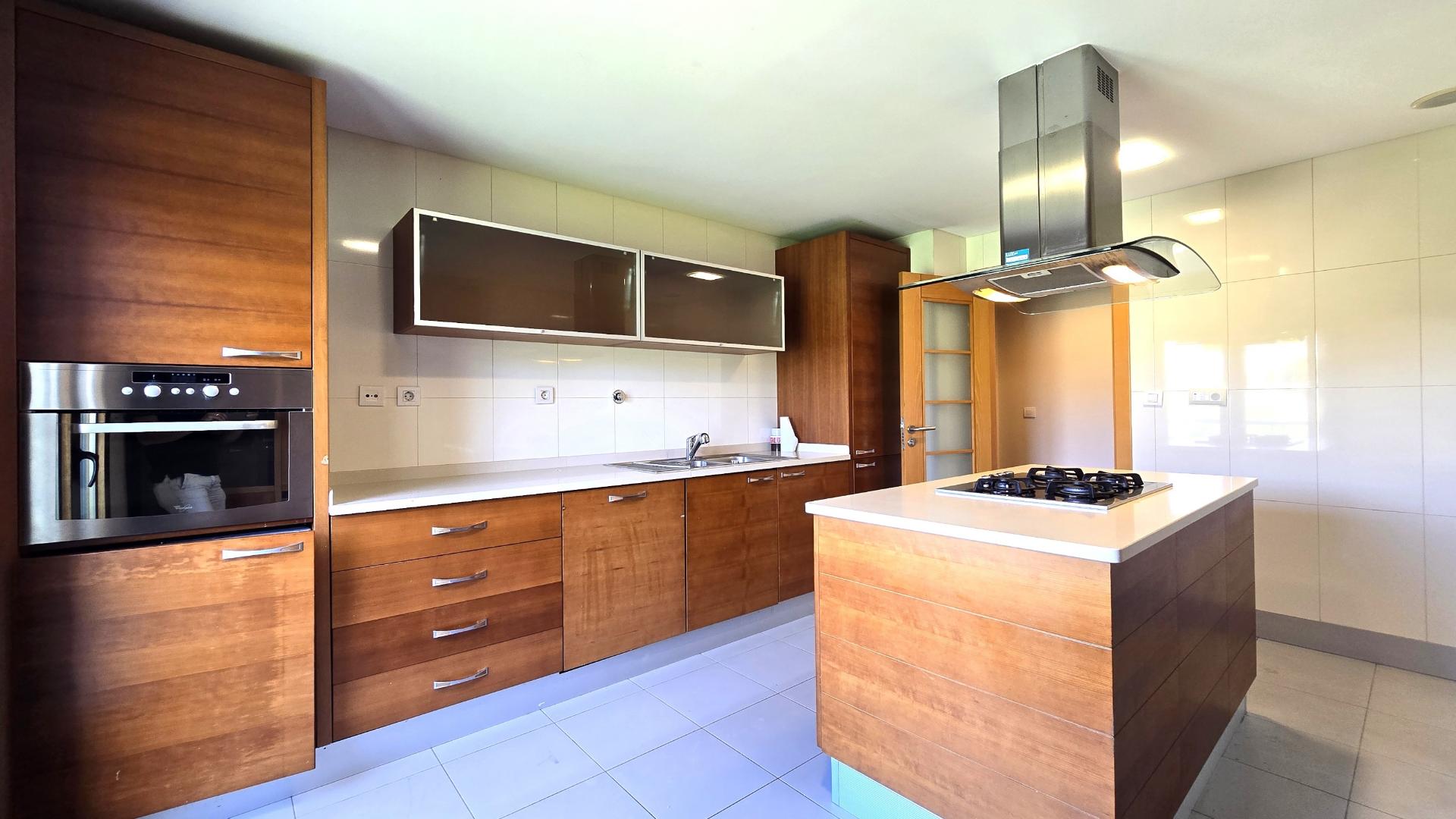 APARTAMENTO T4 - Avenida Miguel Torga - Box para 3 carros
