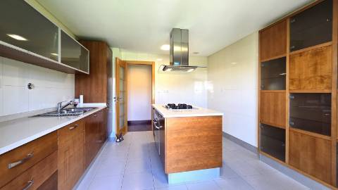 APARTAMENTO T4 - Avenida Miguel Torga - Box para 3 carros
