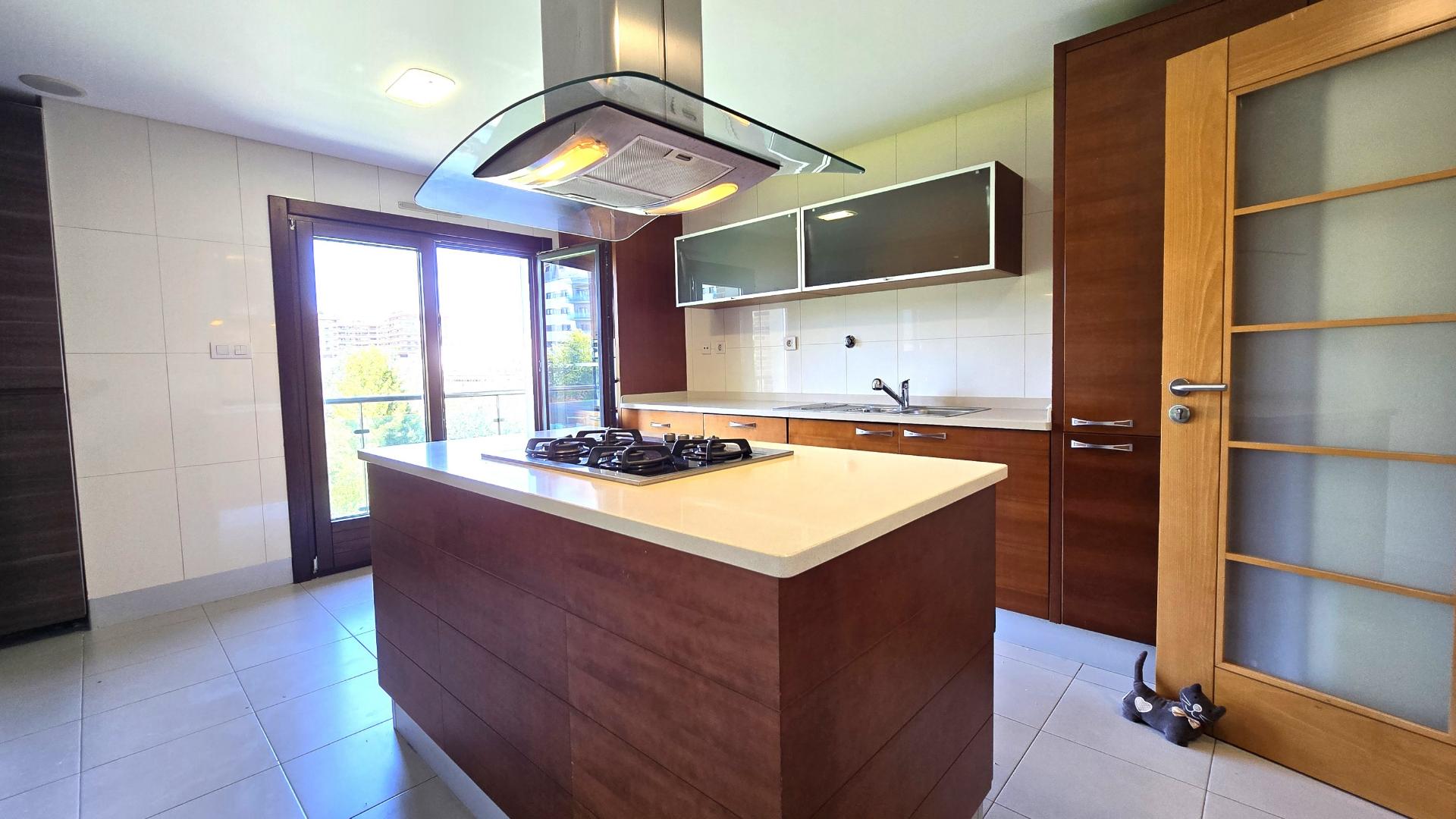 APARTAMENTO T4 - Avenida Miguel Torga - Box para 3 carros