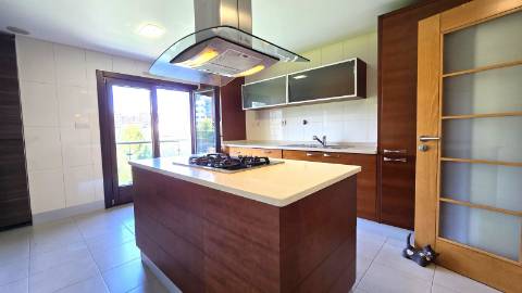 APARTAMENTO T4 - Avenida Miguel Torga - Box para 3 carros