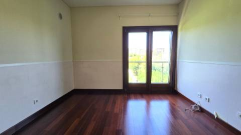 APARTAMENTO T4 - Avenida Miguel Torga - Box para 3 carros
