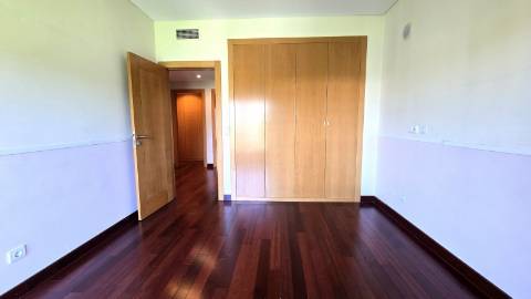 APARTAMENTO T4 - Avenida Miguel Torga - Box para 3 carros