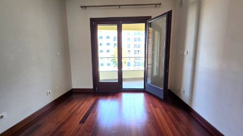 APARTAMENTO T4 - Avenida Miguel Torga - Box para 3 carros