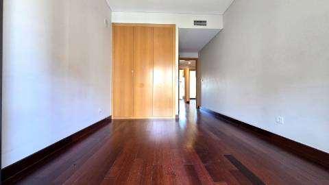 APARTAMENTO T4 - Avenida Miguel Torga - Box para 3 carros