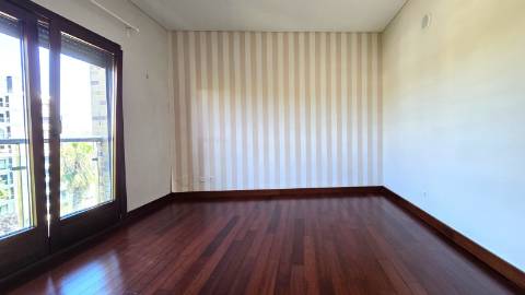 APARTAMENTO T4 - Avenida Miguel Torga - Box para 3 carros