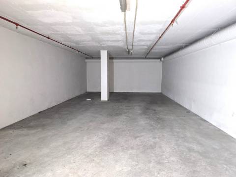 APARTAMENTO T4 - Avenida Miguel Torga - Box para 3 carros