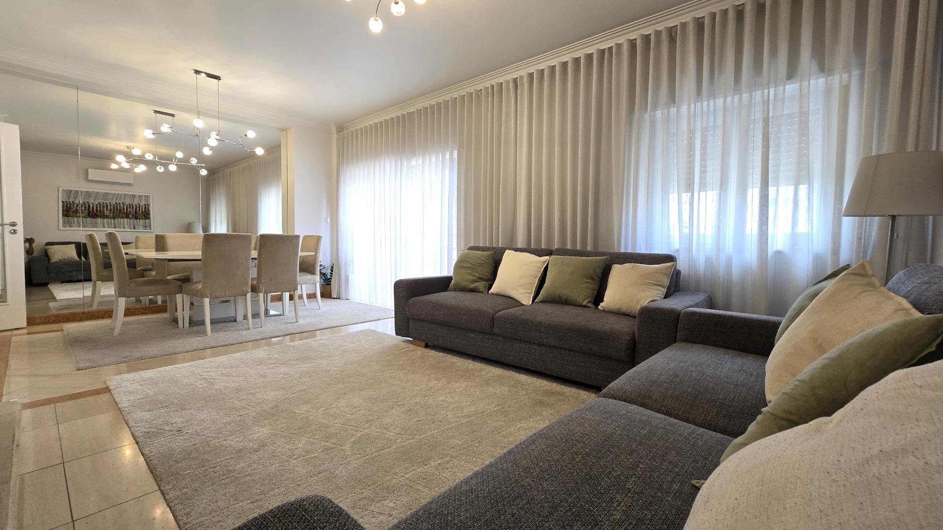 Apartamento T4 Remodelado com Varandas e Parqueamento - Póvoa de Santo Adirão