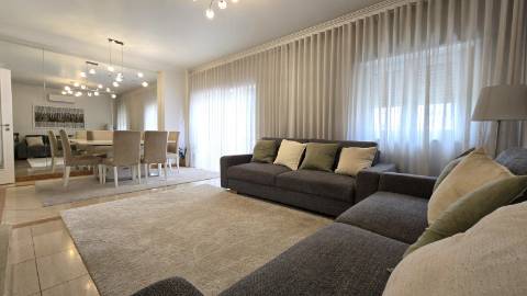 Apartamento T4 Remodelado com Varandas e Parqueamento - Póvoa de Santo Adirão