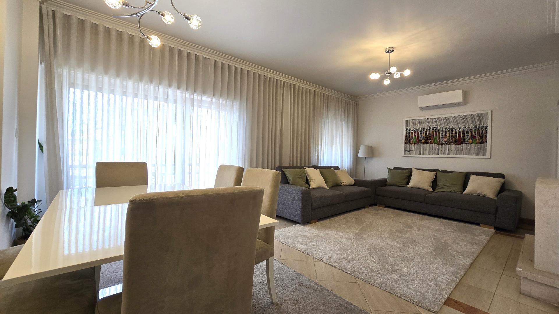 Apartamento T4 Remodelado com Varandas e Parqueamento - Póvoa de Santo Adirão