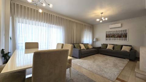 Apartamento T4 Remodelado com Varandas e Parqueamento - Póvoa de Santo Adirão