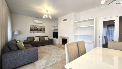 Apartamento T4 Remodelado com Varandas e Parqueamento - Póvoa de Santo Adirão