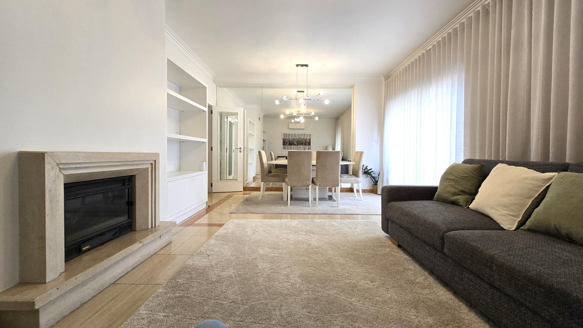 Apartamento T4 Remodelado com Varandas e Parqueamento - Póvoa de Santo Adirão