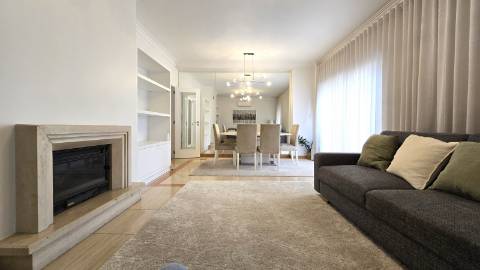 Apartamento T4 Remodelado com Varandas e Parqueamento - Póvoa de Santo Adirão