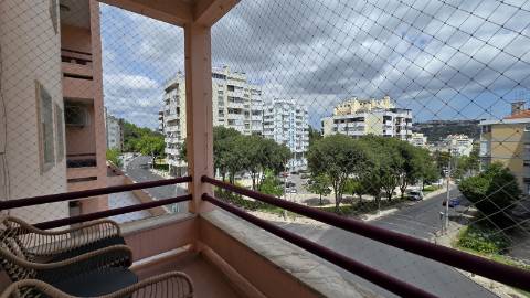 Apartamento T4 Remodelado com Varandas e Parqueamento - Póvoa de Santo Adirão