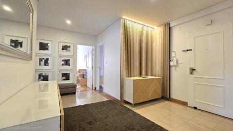 Apartamento T4 Remodelado com Varandas e Parqueamento - Póvoa de Santo Adirão