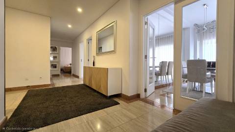 Apartamento T4 Remodelado com Varandas e Parqueamento - Póvoa de Santo Adirão