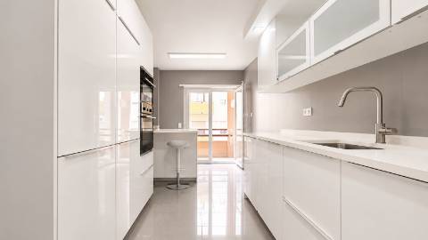 Apartamento T4 Remodelado com Varandas e Parqueamento - Póvoa de Santo Adirão