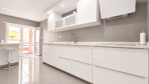 Apartamento T4 Remodelado com Varandas e Parqueamento - Póvoa de Santo Adirão