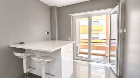Apartamento T4 Remodelado com Varandas e Parqueamento - Póvoa de Santo Adirão