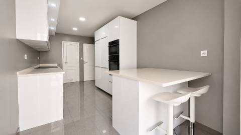 Apartamento T4 Remodelado com Varandas e Parqueamento - Póvoa de Santo Adirão