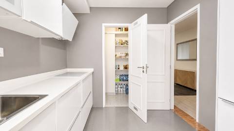 Apartamento T4 Remodelado com Varandas e Parqueamento - Póvoa de Santo Adirão