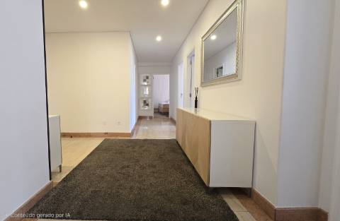 Apartamento T4 Remodelado com Varandas e Parqueamento - Póvoa de Santo Adirão