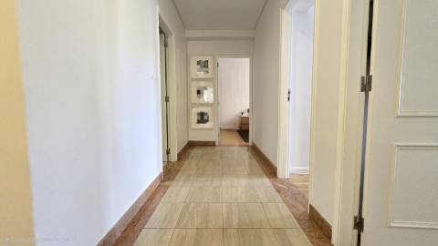 Apartamento T4 Remodelado com Varandas e Parqueamento - Póvoa de Santo Adirão