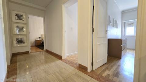 Apartamento T4 Remodelado com Varandas e Parqueamento - Póvoa de Santo Adirão