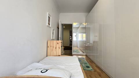 Apartamento T4 Remodelado com Varandas e Parqueamento - Póvoa de Santo Adirão