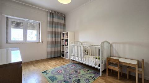 Apartamento T4 Remodelado com Varandas e Parqueamento - Póvoa de Santo Adirão