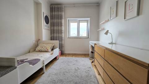 Apartamento T4 Remodelado com Varandas e Parqueamento - Póvoa de Santo Adirão