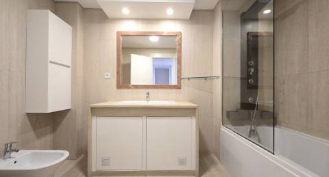 Apartamento T4 Remodelado com Varandas e Parqueamento - Póvoa de Santo Adirão