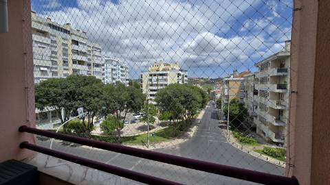 Apartamento T4 Remodelado com Varandas e Parqueamento - Póvoa de Santo Adirão