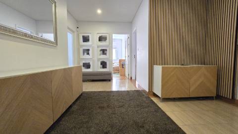 Apartamento T4 Remodelado com Varandas e Parqueamento - Póvoa de Santo Adirão