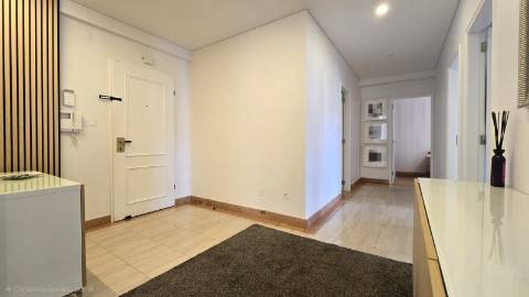 Apartamento T4 Remodelado com Varandas e Parqueamento - Póvoa de Santo Adirão