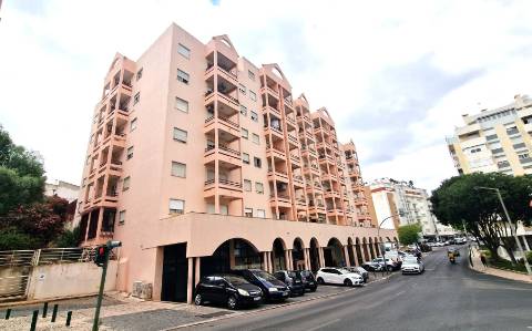 Apartamento T4 Remodelado com Varandas e Parqueamento - Póvoa de Santo Adirão