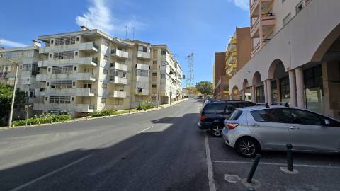 Apartamento T4 Remodelado com Varandas e Parqueamento - Póvoa de Santo Adirão