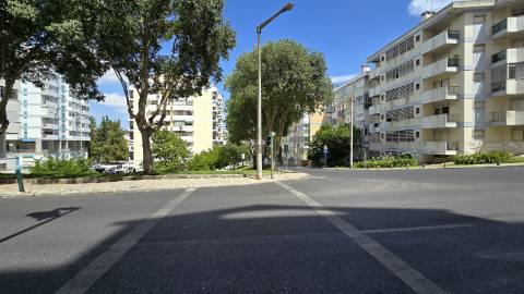 Apartamento T4 Remodelado com Varandas e Parqueamento - Póvoa de Santo Adirão