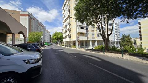 Apartamento T4 Remodelado com Varandas e Parqueamento - Póvoa de Santo Adirão